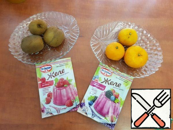Prepare all the ingredients: 3 kiwis, 3 tangerines, frozen raspberries, jelly (Dr.Oettker).
