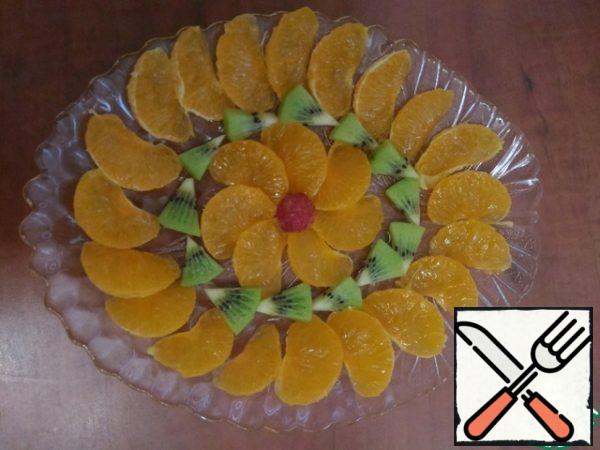 Tangerines disassembled into slices and slice lengthwise, place them on a dish cut up. For each fruit dish take 0.2 liters of water, boil, remove from heat. Then, stirring, pour the contents of 1 bag, allow to cool.