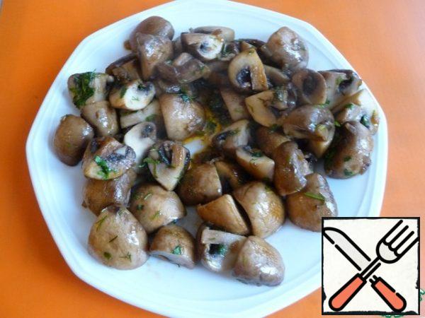 Put the mushrooms on a plate.