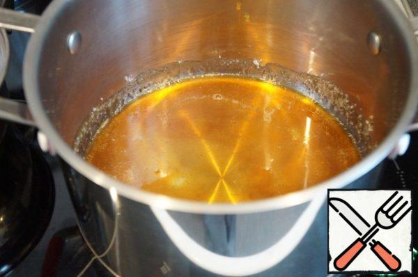 Sugar melt in a saucepan with a thick bottom. It is important not to burn, and remove from heat when the caramel is a light Golden color.