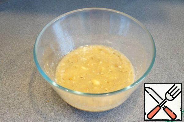 Add sugar, juice (I have apple-grape juice), oil, salt to the bananas, pour in a teaspoon of the gingerbread mixture.