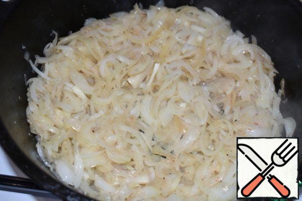 Put in a frying pan onions, butter, lightly salt and fry until transparent.