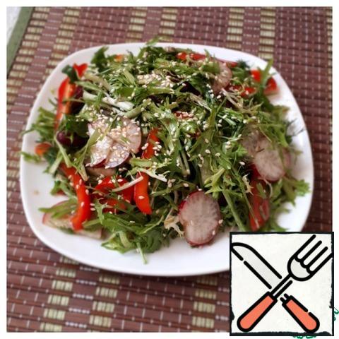 Add the dressing to the vegetables and stir. Salad's ready! On top of it can be sprinkled with sesame or pine nuts.