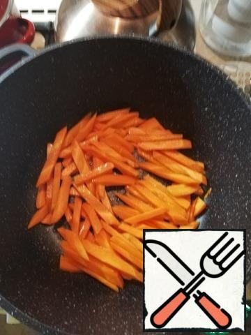 Carrots cut into large bars and fry in a small amount of sunflower oil. for this purpose, it is desirable to take a cauldron with thick walls.