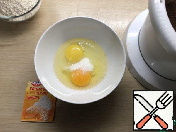 Beat two eggs lightly with a fork with one packet of vanilla sugar. Gradually pour into the bowl of the mixer. I bring it to a homogeneous state.
