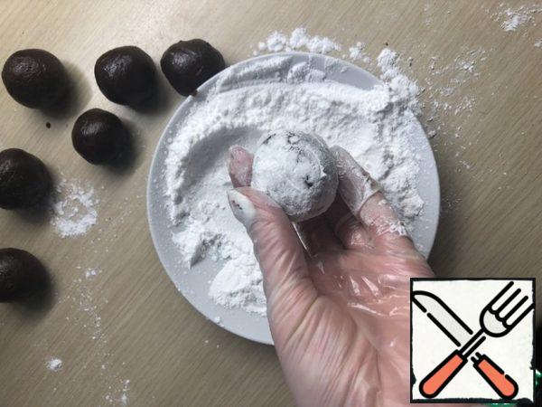 I put on gloves (it's more convenient to form balls this way) and start rolling walnut-sized balls (no more, they will grow in the oven the way I did), roll them in powdered sugar.
