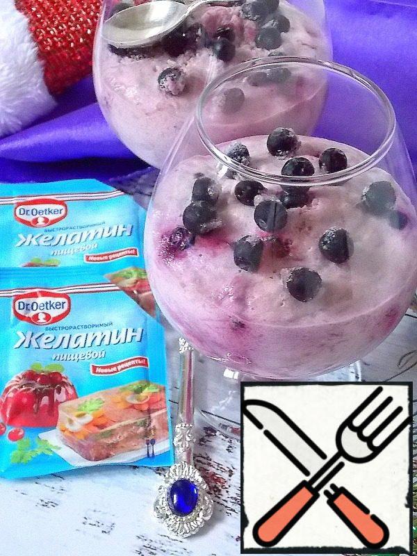 Spread the mass on the glasses and put in the refrigerator for at least 2 hours until solidification. Decorate with berries, mint and serve.