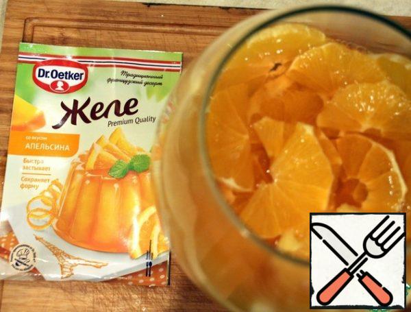 Jelly with orange flavor pour in 200 ml of boiling water and stir for 2 minutes until dissolved. Pour over the oranges and refrigerate for solidification. Jelly is prepared very quickly and it turns out very tasty!