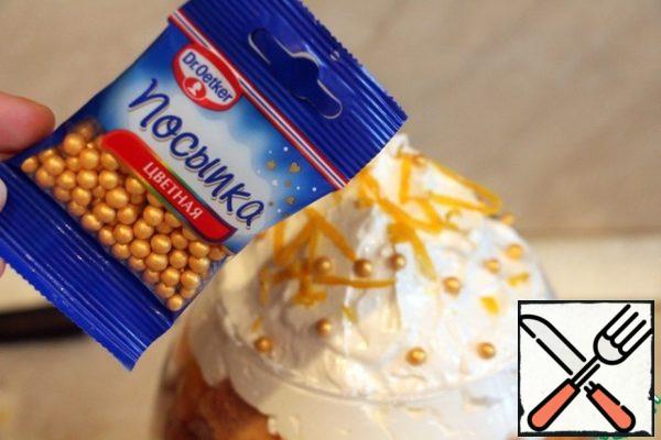 Put the remaining meringue on top, garnish with orange zest and golden beads of colored sprinkles.