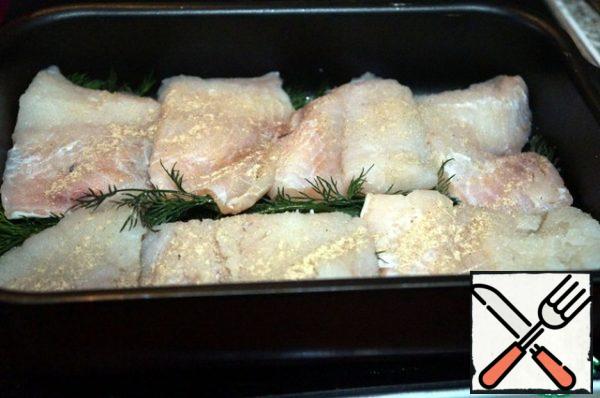 In a greased baking sheet put dill with stems on top of this "pillow" put haddock. Salt and pepper.