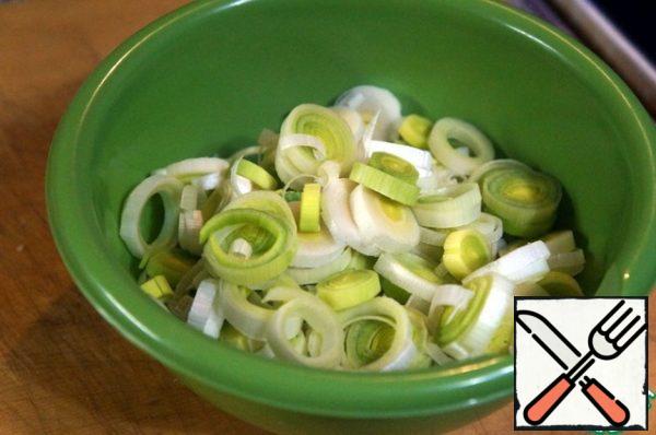 Cut the white part of the leek into rings.
