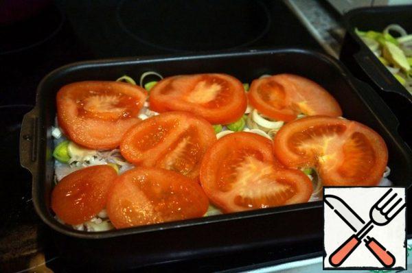 Cut off the stalk of the tomato (although you can leave it), cut the tomato into circles. Put on top of the leeks.
