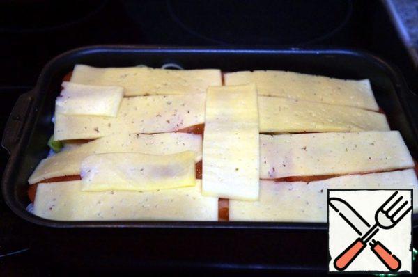 Put the cheese on top, cut into thin slices.
