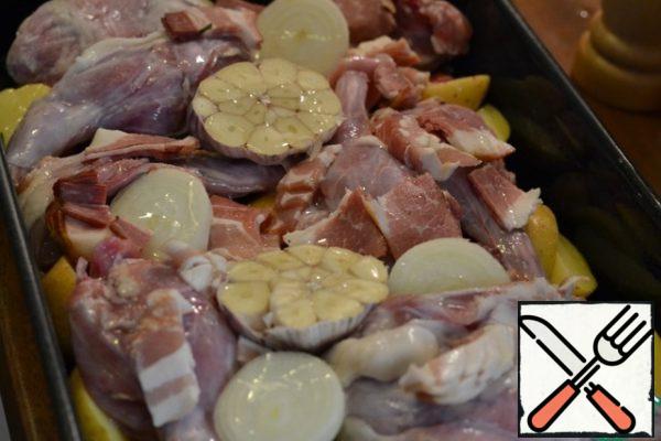 Bacon cut into medium-size pieces. To add to the form.
Onion and head of garlic ( do not peel) cut in half.
Add to rabbit.
Add wine and water.
Cover with foil and bake in a preheated oven at 180g for 45 minutes.