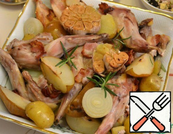 Rabbit baked with Garlic and Pears Recipe