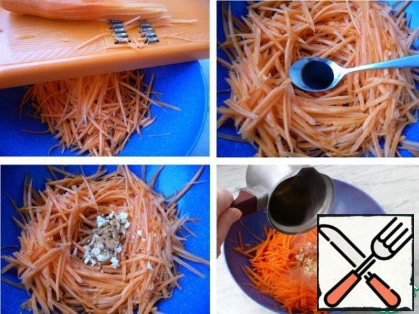 Peel the carrots and grate on a Korean grater.
Pour soy sauce, add finely chopped garlic.
Add red hot pepper and salt.
Heat the vegetable oil to a hot state, but do not boil!
Pour gently hot oil.