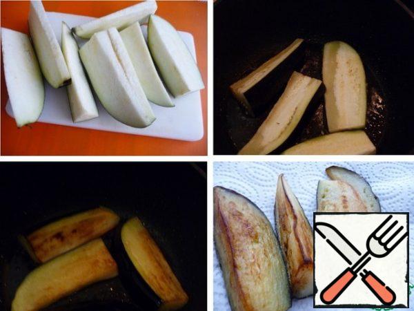 Cut the eggplant into long pieces.
Fry in well-heated vegetable oil over moderate heat
until Golden and soft.
Put on a paper towel, add salt.