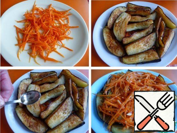 Put a piece of carrot on a plate.
Top with fried eggplant, pour vinegar.
Put the leftover carrots on the eggplant.
