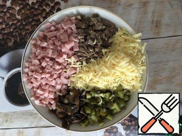 Boil the meat, cut the mushrooms into half rings and fry.
Grate the cheese on a coarse grater.
Chop the onion.
Slice the ham.
Slice the cucumbers.
Put everything on a plate the way you have enough imagination.