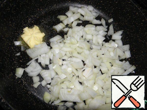 In a frying pan heat the butter, onions finely cut.