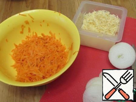 While the fish is marinating, grate the carrots on a coarse grater, cheese on a small, and onions cut into thin rings.