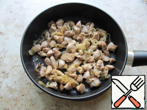 Chicken fillet cut into small pieces, salt, pepper, fry in vegetable oil with onions until tender.