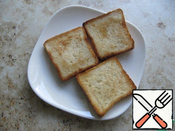Dry slices of toasted bread in a frying pan on both sides with the addition of a small amount of vegetable oil.
