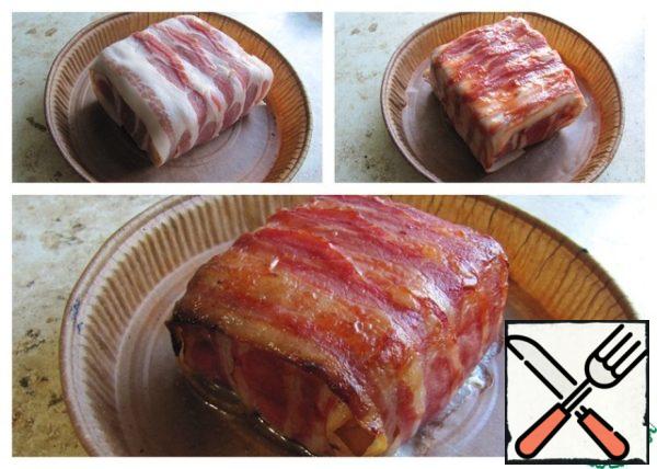 Wrap the sandwich with strips of bacon on all sides, cover with ketchup (this will give the bacon a beautiful color). Bake under grill until Golden brown.