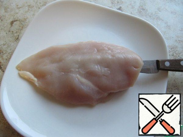 In chicken fillet make an incision in the form of "pocket", then lightly repel.