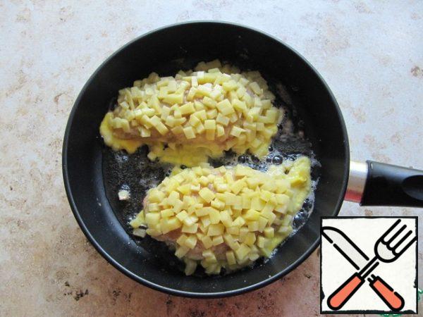 Immediately roll on both sides in a pre-diced potato, fry on both sides in a frying pan heated with vegetable oil. Remove from heat, cover with foil to meat came to readiness or bring in the oven to full readiness.