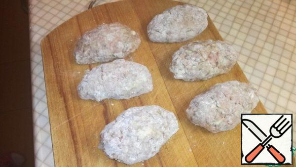 Form cutlets, I left one tablespoon with a slide on the cutlet. Dip them in flour.