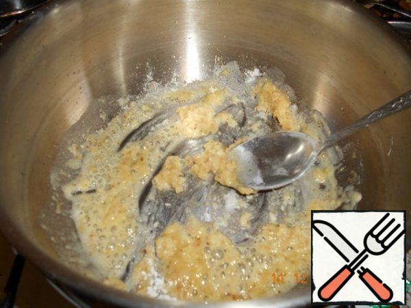 Add the flour, and fry over medium heat, stirring all the time, until a homogeneous mixture and light Browning 1-2 minutes.