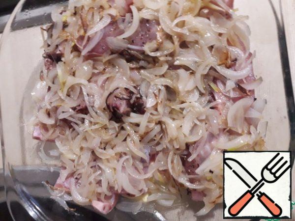 Cut the onion into half rings, fry in vegetable oil and put it on the fish.
