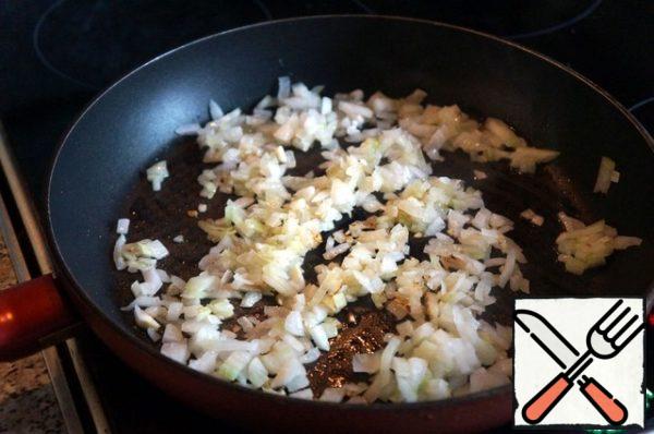 In a frying pan, heat the vegetable oil, sauté the onion until transparent.
