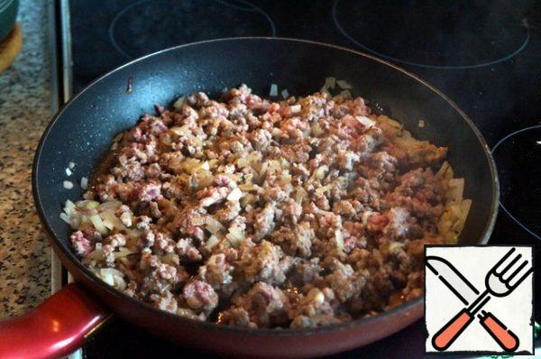 Add the beef and fry, breaking up lumps, for 5 minutes.