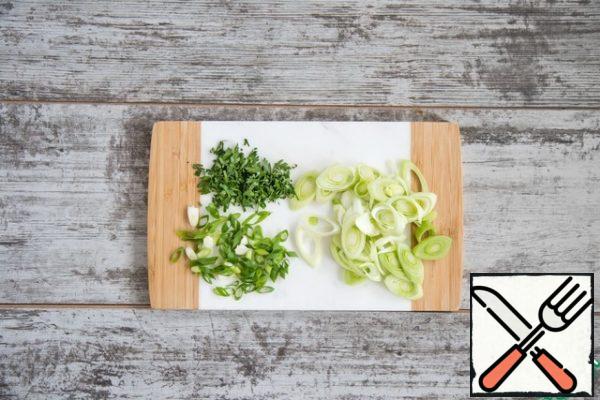 Remove the top layer from the leeks. Slice the leek as small as possible. Chop the green onion and parsley very finely.
