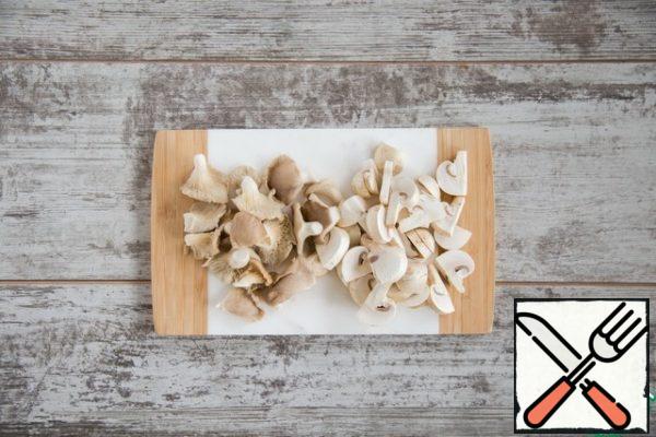 From the mushrooms, remove the tough bottom of the legs, the mushrooms cut into medium-sized pieces, leaving some large for submission. Peel and finely chop the onion and garlic. Fry the onion and garlic in butter over medium heat in a saucepan with a thick bottom for 5 minutes. 