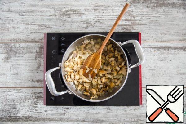 Add the mushrooms, increase the heat, fry for 5 minutes. Remove the large pieces and set aside for serving.
