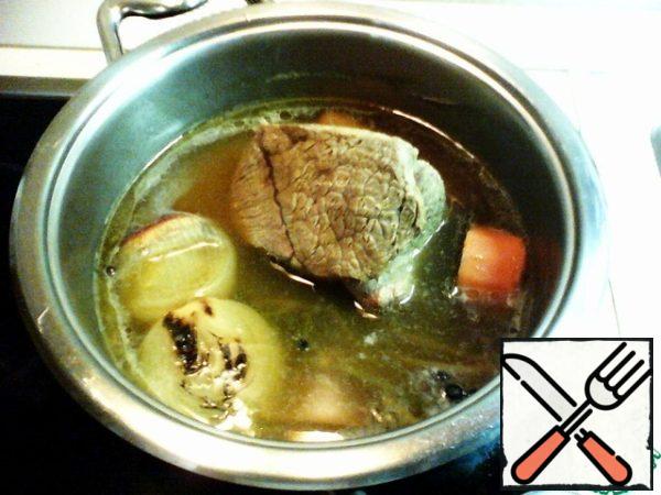 The finished meat is left to cool in the broth to the desired temperature.