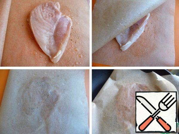 Half of chicken breast (I have small) salt,
put on baking paper.
Cover the second half of the baking paper, lightly press.
Put in a well-heated dry pan.