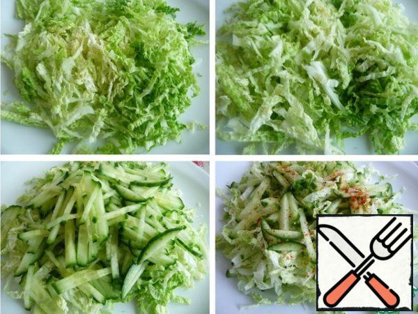 Beijing shred the cabbage finely. Pour the lemon juice and mix gently.
Cucumber cut into ribbons, posting on such as cabbage.
Add black and red pepper.
Gently mix.