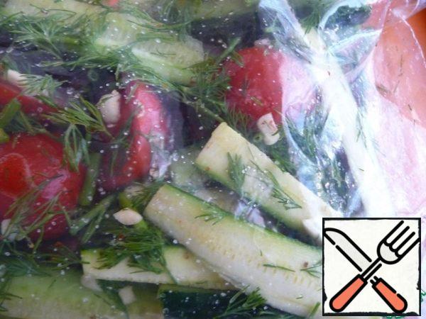 Gently shake the vegetables to spread the salt and pepper and everything is mixed.
Place the bag on a plate and refrigerate for 10-12 hours.