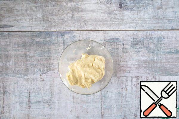 For the dough, mix the flour with baking soda, baking powder and salt. Rub very cold butter on a coarse grater directly into the flour mixture, mix to make a crumb. Add cold sour cream, knead the dough. Wrap it in clingfilm and refrigerate for 30-50 minutes.
