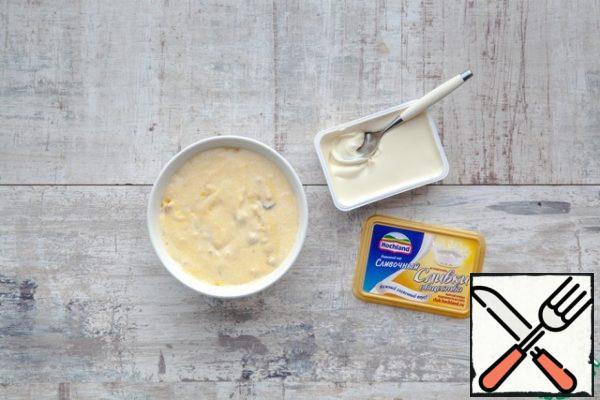 Mix the cheese with yogurt, add the yolks with butter and flour mixture, mix quickly, not very thoroughly. Then add the bacon. Last of all, carefully add the proteins.