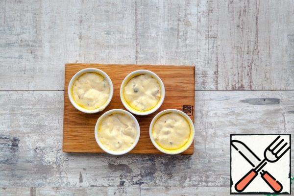 Brush with olive oil the muffin molds of a small size, sprinkle with corn grits. Spread the dough. Put the muffins in the oven and bake for 25-30 minutes. Serve warm or cold.