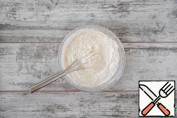 Mix 200 g of flour, a pinch of salt and baking powder and combine with cheese mass. Knead a homogeneous dough, it should be the density of sour cream. If you get watery, add a little more flour.