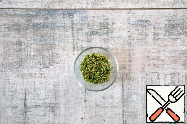 Chop nuts and chopped greens with a blender until smooth, mix with melted cheese. Add finely chopped sun-dried tomatoes, pepper and mix. Refrigerate for 1 hour.
