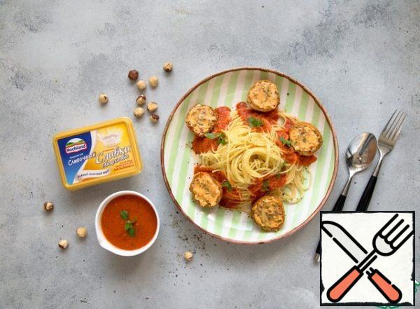 Ready meatballs with a slotted spoon, carefully, so as not to pierce, spread on crumpled paper towels – let the oil drain. Serve meatballs hot, with tomato sauce and spaghetti.