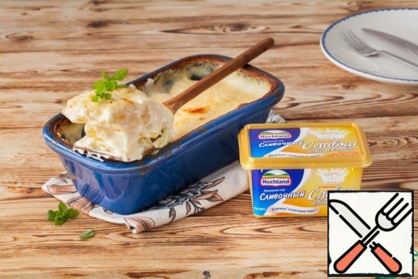 Remove the foil, spread the potatoes with thin slices of butter (about 50 g) and return to the oven for another 10-15 minutes. Potatoes should be browned. Serve the gratin hot.