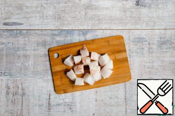 Preheat the oven to 200°C, possibly with a grill. Cut the fish into large cubes, add salt and pepper.
